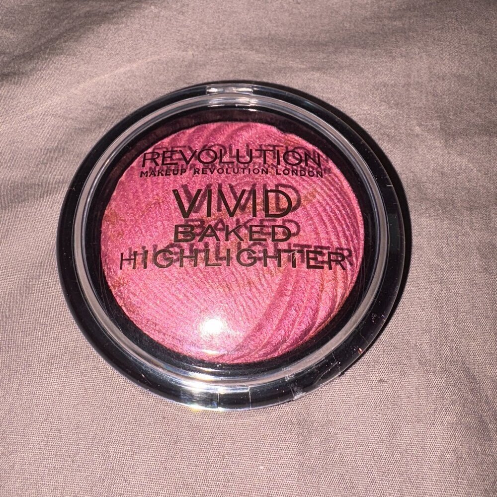 Makeup Revolution - Vivid Baked Highlighter Rose Gold Lights Highlighter 0.26 Oz